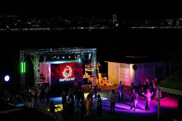 Караоке вечеринка на пирсе отеля